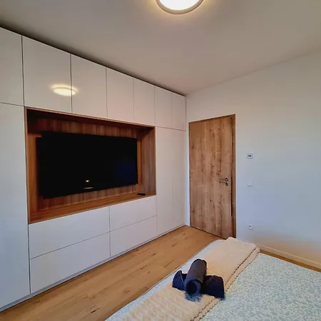 Big Balcony, Frre Parking Premium *